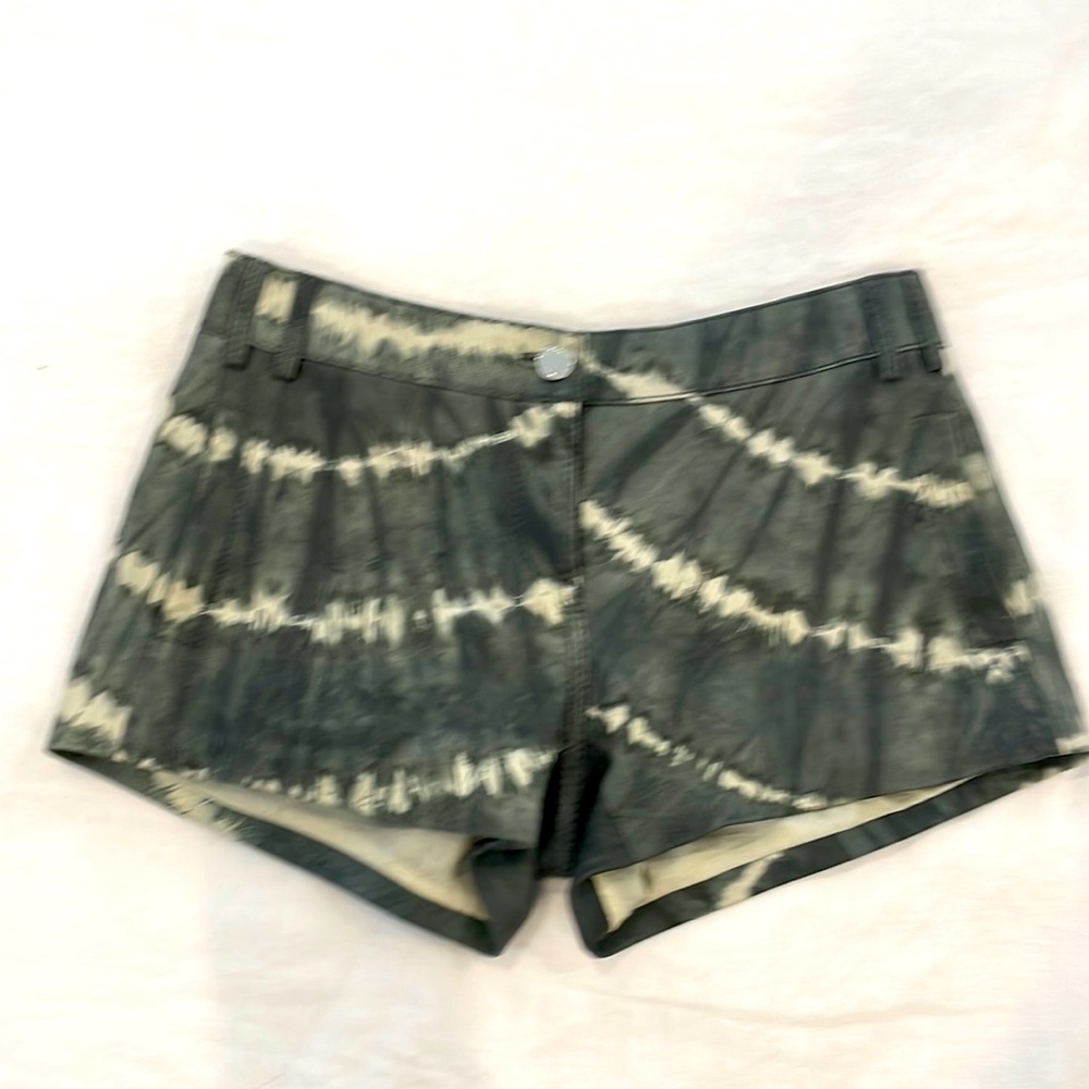 TORY BURCH LEATHER tie-dye dark grey and ivory low-rise shorts.